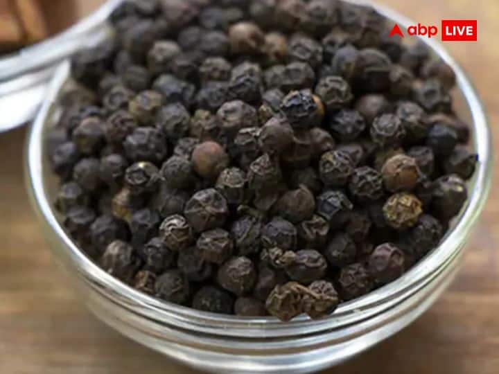 सभी की रसोई में काली मिर्च जरूर पाई जाती है. यह औषधीय गुणों से भरपूर होता है. लेकिन जीवन से जुड़ी परेशानियों से छुटकारा पाने के लिए भी इसे बेहद असरदार माना जाता है.
