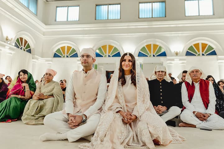 पंजाबमध्ये एका चित्रपटाच्या शूटिंग दरम्यान असताना परिणीती राघव चड्ढा यांना पहिल्यांदा भेटली. त्यानंतर दोघांची चांगली मैत्री झाली आणि नंतर मैत्रीचं रुपांतर प्रेमात झालं