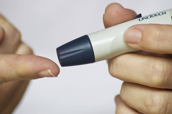 Diabetes : गोड खाल्ल्याने मधुमेहासारखा आजार होते हे अनेकांना माहित आहे.