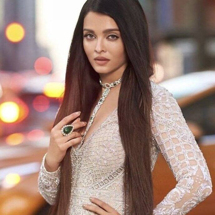 मनीषा की बातों पर जवाब देते हुए ऐश्वर्या ने कहा था कि मैंने ये सुनकर सीधे राजीव को फोन किया और पूछा कि ये सब क्या बकवास चल रही है. दरअसल 1994 में एक मैगजीन ने राजीव और ऐश्वर्या के अफेयर को लेकर खबरें छापी थीं.