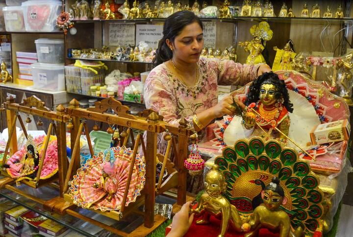 ভগবান কৃষ্ণের সমস্ত মন্দির সজ্জিত করা হয়, শোভাযাত্রা, ভজন, কীর্তন এবং সৎসঙ্গের আয়োজন করা হয় এবং ভাগবতম এবং ভগবদ গীতার মতো ধর্মগ্রন্থ থেকে শ্লোকগুলিও পড়া হয় সারাদিনব্যাপী।