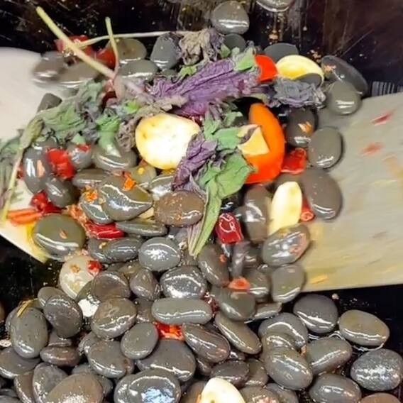 इथे लोक दगडंही खातात चोखून, खास आहे 'हा' पदार्थ