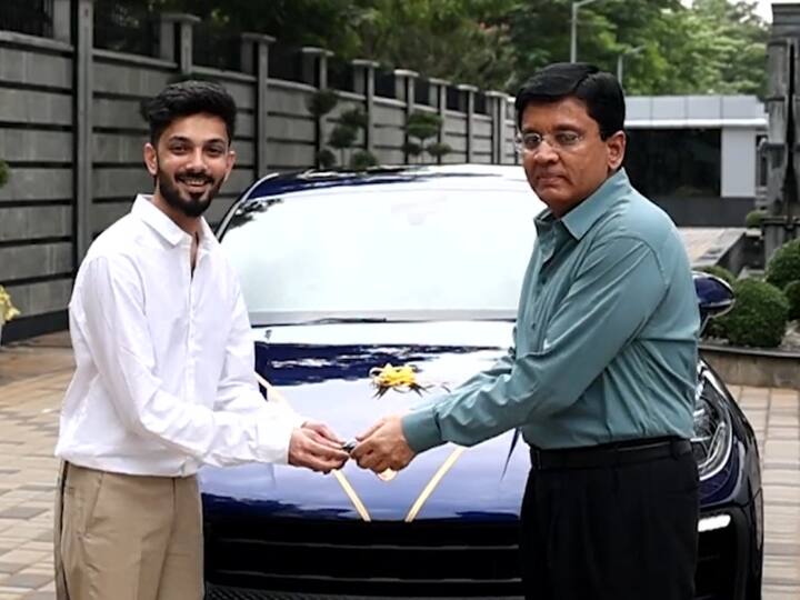 Anirudh Gets Porsche Car: ரஜினிகாந்த், நெல்சன் வரிசையில் அடுத்ததாக அனிருத்திற்கும் சொகுசு காரை பரிசாக வழங்கியுள்ளார் ஜெயிலர் தயாரிப்பாளர் கலாநிதி மாறன்.