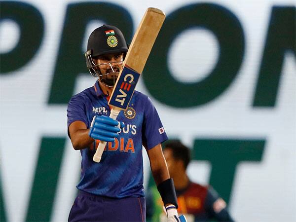 শ্রেয়স আইয়ার রয়েছেন তালিকায়। চোট সারিয়ে এশিয়া কাপের স্কোয়াডে ফিরেছেন। বিশ্বকাপেও ভারতীয় ব্যাটিং অর্ডারে চার নম্বর পজিশনেও দেখা যাবে তাঁকে।