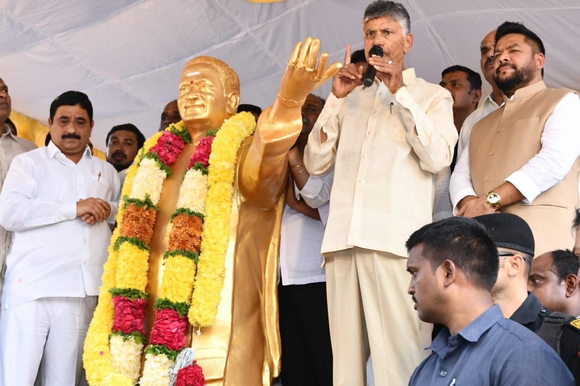 Ballari Chandrababu : బళ్లారిలో ఎన్టీఆర్ విగ్రహాన్ని ఆవిష్కరించిన చంద్రబాబు - ఏపీ కన్నా ఎక్కువ హంగామా చేసేశారుగా