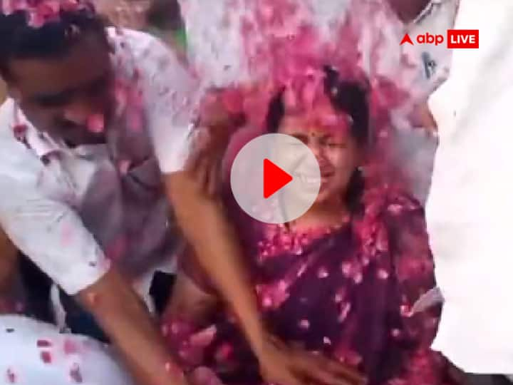 mirzapur dm IAS Divya Mittal farewell video viral people showered flowers on her ann Watch: बरसों याद रहेगी ऐसी विदाई! IAS दिव्या मित्तल पर लोगों ने की फूलों की बरसात, Video Viral