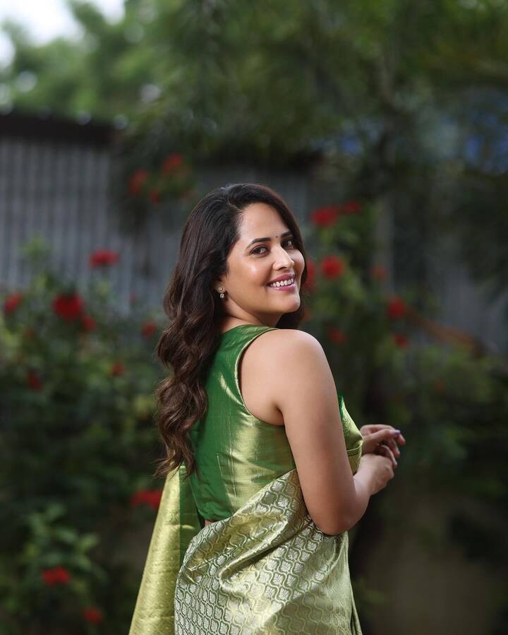 నడుము అందాలతో కుర్రకారుకు కిక్కెక్కించింది.  Photo Credit: Anasuya Bharadwaj/Instagram