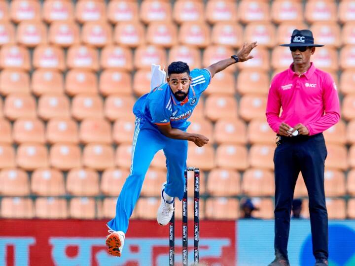 मोहम्मद सिराज को टीम इंडिया में जगह मिल सकती है. सिराज अनुभवी गेंदबाज हो गए हैं और वे कई मौकों पर अच्छी बॉलिंग कर चुके हैं. बुमराह के साथ-साथ सिराज भी भारत के बॉलिंग अटैक को मजबूत बनाते हैं. सिराज ने 26 वनडे मैचों में 46 विकेट लिए हैं.