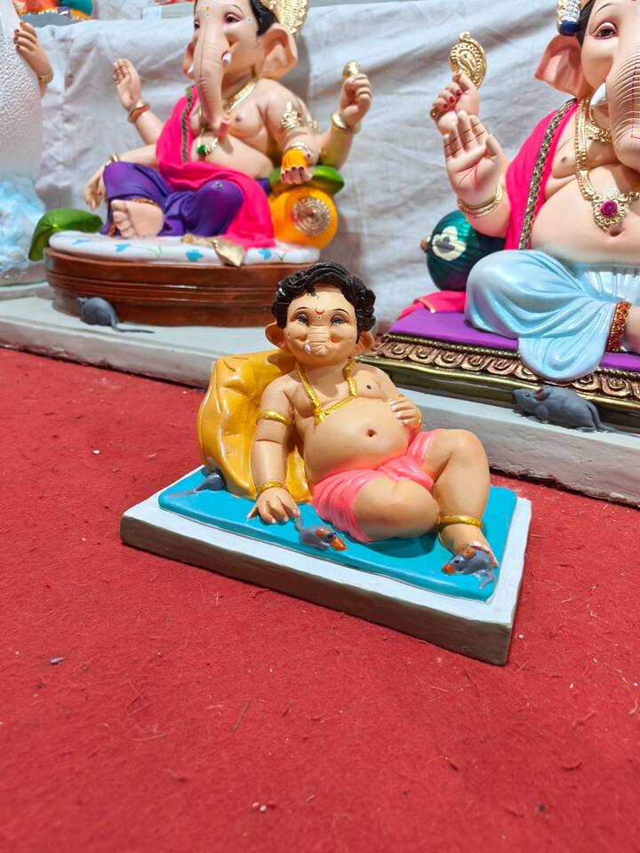 कुठे हसरा तर कुठे निवांत बसलेले बाप्पा सध्या बाजारात पाहायला मिळत आहेत.