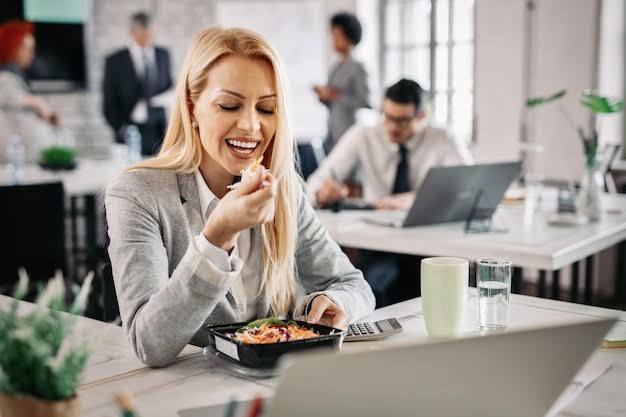 This healthy option is best for light hunger at office ऑफिस में लगी है हल्की सी भूख तो चिप्स या कुकीज से बनाएं दूरी, चुनें ये हल्दी ऑप्शंस, माइंड रहेगा एक्टिव मन रहेगा फ्रेश