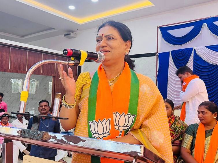 DK Aruna meets Assembly secretary to identify her as MLA after TS High Court Verdict DK Aruna: అసెంబ్లీ సెక్రటరీ వద్దకు డీకే అరుణ, ఎమ్మెల్యేగా గుర్తించాలని వినతి