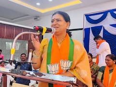 అసెంబ్లీ సెక్రటరీ వద్దకు డీకే అరుణ, ఎమ్మెల్యేగా గుర్తించాలని వినతి