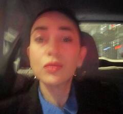 हॉट रेड लिपस्टिक लगाए रणबीर कपूर के साथ न्यूयॉर्क में स्पॉट हुईं आलिया भट्ट, करिश्मा कपूर भी आईं नज़र