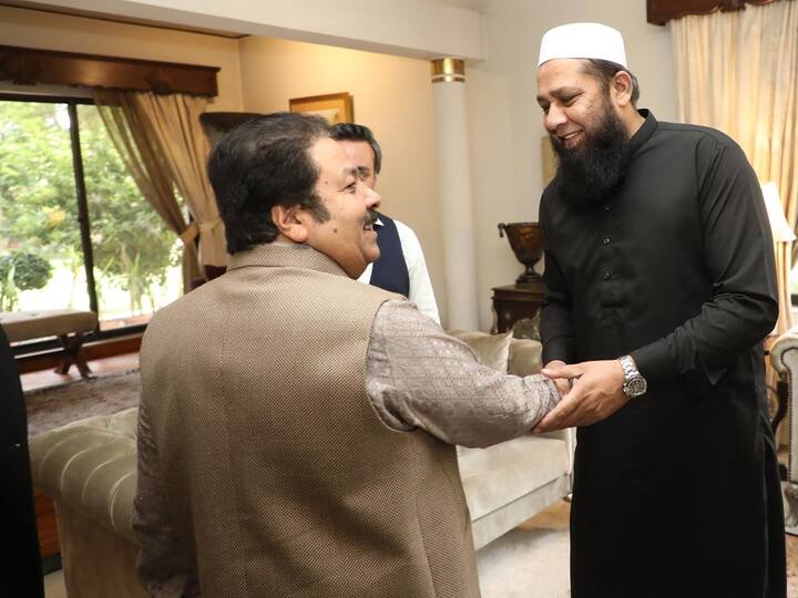 బీసీసీఐ వైస్ ప్రెసిడెంట్ రాజీవ్ శుక్లాను ఆహ్వానిస్తున్న పాక్ చీఫ్ సెలక్టర్ ఇంజిమామ్