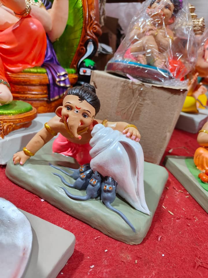 गणरायाच्या आगमनासाठी एकच दिवस बाकी असल्याने आपल्या लाडक्या बाप्पाच्या स्वागतासाठीच्या तयारीची लगबग आणखी वाढली आहे.