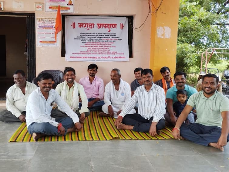 Aurangabad news all talukas on hunger strike to demand Maratha reservation Maharashtra Marathi News काय सांगता! मराठा आरक्षणाच्या मागणीसाठी संपूर्ण तालुका उपोषणावर; औरंगाबादच्या गंगापूर तालुक्यातील प्रत्येक ग्रामपंचायतीसमोर आंदोलन