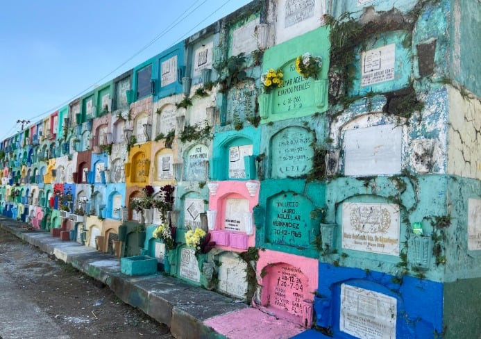 guatemala cemetery where dead have to pay rent for Grave where dead people gives rent Rent for Grave : ऐकावं तेस नवलंच! येथे मृतांनाही कबरीत राहण्यासाठी भाडं द्यावं लागतं, भाडं भरण्यास उशीर झाला तर मृतदेह कबरीतून बाहेर