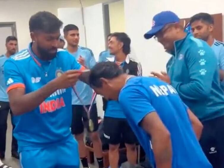 Watch: Virat Kohli, Hardik Pandya And Rahul Dravid Present Medals to Nepal Cricketers After Asia Cup 2023 Clash Watch: Virat Kohli, Hardik Pandya And Rahul Dravid Present Medals to Nepal Cricketers After Asia Cup 2023 Clash