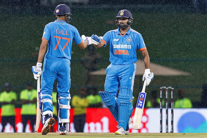 அதன் பின்னர் களமிறங்கிய இந்திய அணி 2.1 ஓவரில் பேட்டிங் செய்து கொண்டு இருந்த போது, மழை குறுக்கிட்டு ஆட்டம் நிறுத்தப்பட்டது.