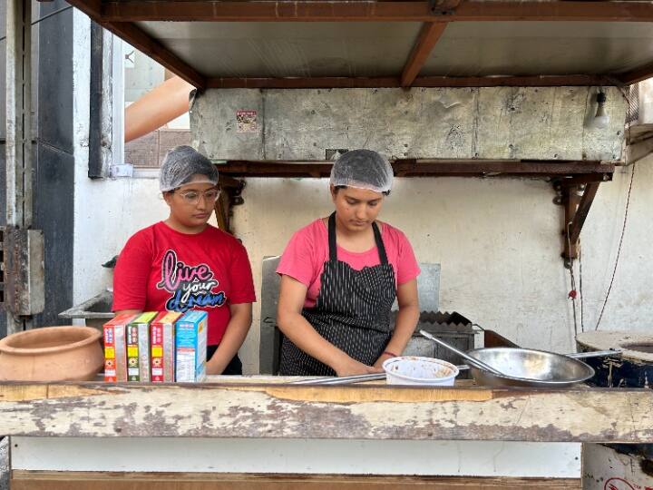 Daughters supporting the family struggling with financial crisis, they are running a food stall together in jalandhar Punjab: आर्थिक तंगी से जूझ रहे पिता का सहारा बनी बेटियां, पढ़ाई से लिया ब्रेक, फूड स्टॉल लगाकर कमा रहीं पैसा