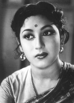 इस को-एक्ट्रेस से चिढ़ती थीं माला सिन्हा, शर्मिला टैगोर को सबके सामने गाल पर जड़ दिया थप्पड़?