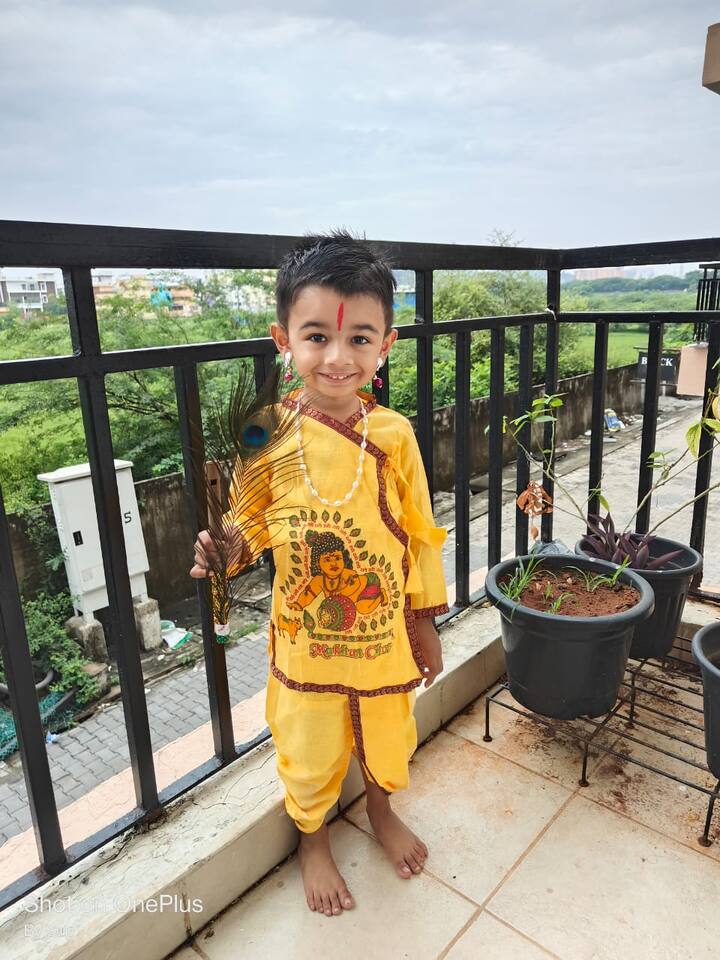 மயில் இறகுடன் அதர்வா அரவிந்தன் - சென்னை