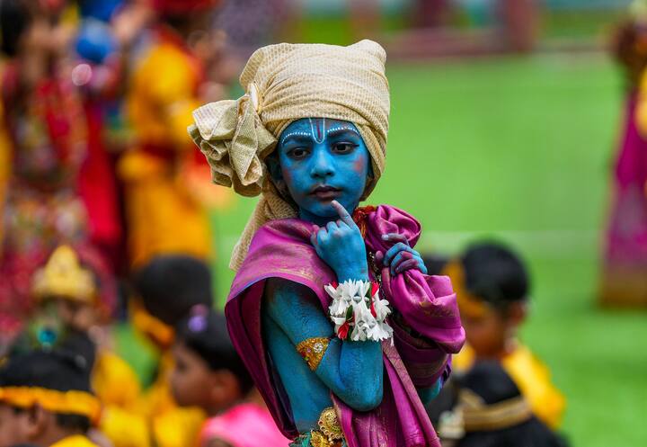 মুম্বই, গোয়া এবং গুজরাত, মূলত এই জায়গাগুলিতেই দহি হান্ডি উৎসবের রমরমা। সেই জন্য কৃষ্ণের বেশে সেজেছে এই খুদে।