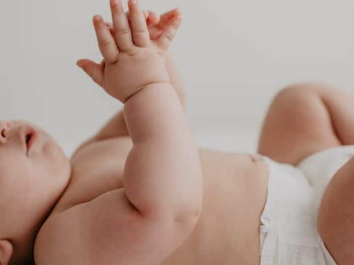 Pakistan News: नौ महीने की मासूम के पेट से निकला बच्चा, आखिर क्या है इस दुर्लभ केस की वजह?