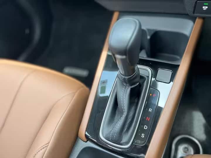 এলিভেটে একটি 1.5L i-VTEC DOHC পেট্রোল ইঞ্জিন রয়েছে যা 89 kW (121 PS) শক্তি এবং 145 Nm টর্ক দেয়। যেখানে স্ট্যান্ডার্ড হিসাবে এখানে 6-স্পিড ম্যানুয়াল ট্রান্সমিশন ও 7-স্পিড কন্টিনিউয়াসলি ভ্যারিয়েবল ট্রান্সমিশন (CVT) রয়েছে।