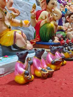 एक हसला तर दुसरा निवांत लेटून, यंदा पुणेकरांना वेगवेगळ्य़ा मुडमधील बालगणेशांची भुरळ