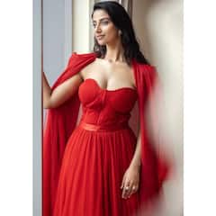 Meenakshi chaudhary Photos: 'గుంటూరుకారం' బ్యూటీ ఘాటెక్కిస్తోంది