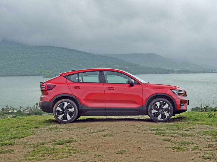 The C40 Recharge has a range of 530km via the WLTP cycle with a 78kWh battery pack. This is significantly more than the XC40 Recharge and the ICAT range is also an impressive 683km for the C40 Recharge while the WLTP is more of a real-world indication. The C40 Recharge has two electric motors which develop 408hp and 660 Nm of torque which means that it does 0-100 km/h in just 4.7 seconds. The top speed of the C40 Recharge is capped at 180 km/h. (Image Source: Somnath Chatterjee)
