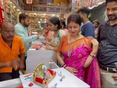 Janmashtami 2023: जन्माष्टमी पर चंद्रयान-3 के साथ दिखेगी लड्डू गोपाल की झांकी, वाराणसी में ग्राहकों की उमड़ी भीड़, देखें तस्वीरें