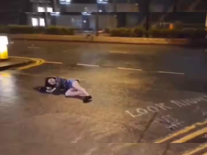 Viral Video: ਤੂਫਾਨੀ ਬਾਰਿਸ਼ ਦੌਰਾਨ ਘਰੋਂ ਬਾਹਰ ਨਿਕਲਣ ਦੀ ਨਾ ਕਰੋ ਗਲਤੀ...ਖਾਸ ਕਰਕੇ ਪਤਲੇ ਲੋਕ, ਨਹੀਂ ਤਾਂ ਭੁਗਤਣੇ ਪੈ ਸਕਦੇ ਇਹ ਭਿਆਨਕ ਨਤੀਜੇ viral video thin girl went out of house in stormy rain face bad consequences Viral Video: ਤੂਫਾਨੀ ਬਾਰਿਸ਼ ਦੌਰਾਨ ਘਰੋਂ ਬਾਹਰ ਨਿਕਲਣ ਦੀ ਨਾ ਕਰੋ ਗਲਤੀ...ਖਾਸ ਕਰਕੇ ਪਤਲੇ ਲੋਕ, ਨਹੀਂ ਤਾਂ ਭੁਗਤਣੇ ਪੈ ਸਕਦੇ ਇਹ ਭਿਆਨਕ ਨਤੀਜੇ