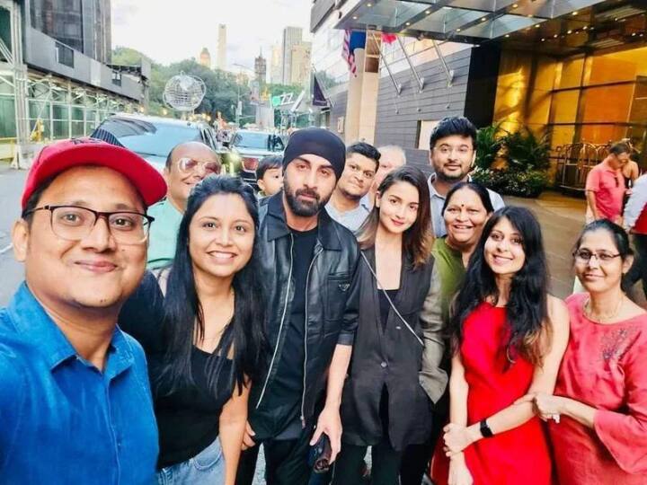 Ranbir-Alia New York Photos: करिश्मा कपूर पिछले कई दिनों से वेकेशन पर गई हुई हैं. हाल ही में वो अनन्या पांडे के साथ वेकेशन पर नज़र आई थीं. अब एक्ट्रेस रणबीर कपूर-आलिया भट्ट के साथ स्पॉट हुई हैं.