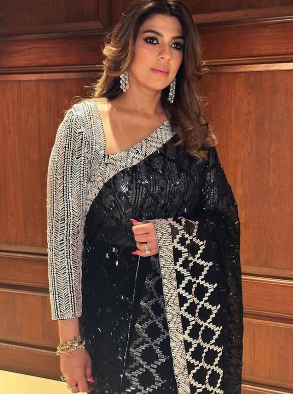 शाहरुख खान एक बड़े सुपरस्टार हैं. ऐसे में सुपरस्टार खुद को मैनेज नहीं करते. एसआरके के हर परफेक्ट मूव के लिए भी एक मैनेजर हैं जो उन्हें मैनेज करती हैं-पूजा ददलानी. पूजा शाहरुख खान के साथ 10 सालों से काम कर रही हैं. पूजा शाहरुख के प्रोफेशनल से लेकर पर्सनल चीजों को लेकर मैनेजमेंट करती हैं.