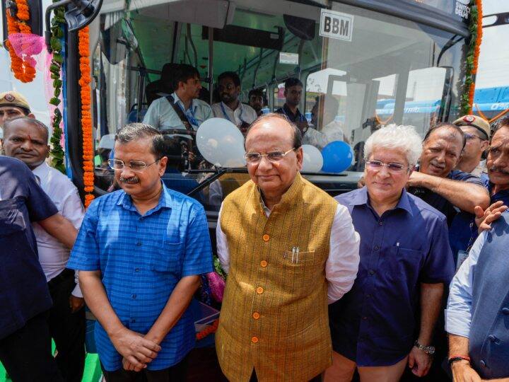 Delhi government launches 400 new electric buses lg flagged off ann दिल्ली सरकार ने 400 नई इलेक्ट्रिक बसें सड़कों पर उतारीं, क्या है खासियत?