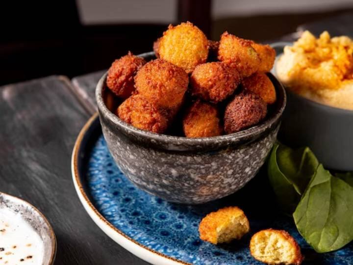 आज हम इसी बात को ध्यान में रखते हुए आपको बताएंगे मसूर दाल वड़ा रेसिपी बनाना. जिसे आप आसानी से घर के किचन में मिलने वाली आसान सी चीजों की मदद से बना सकते हैं. मसूर दाल आमतौर पर लोगों को पसंद नहीं होती . लेकिन इसके दाल का पकौड़े के रूप में इस्तेमाल करना सबसे बेस्ट ऑप्शन है. बच्चे हो या बड़े किसी को भी यह रेसिपी जरूर पसंद आएगी. 30 मिनट से कम समय में तैयार होने वाली रेसिपी इसे आप डीप फ्राई किए बिना खा सकते हैं.