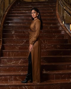 డార్క్ చాక్లెట్‌లా మెరిసిపోతున్న మృణాల్.. 'సీతారామం' బ్యూటీ లేటెస్ట్ ఫోటోలు వైరల్!