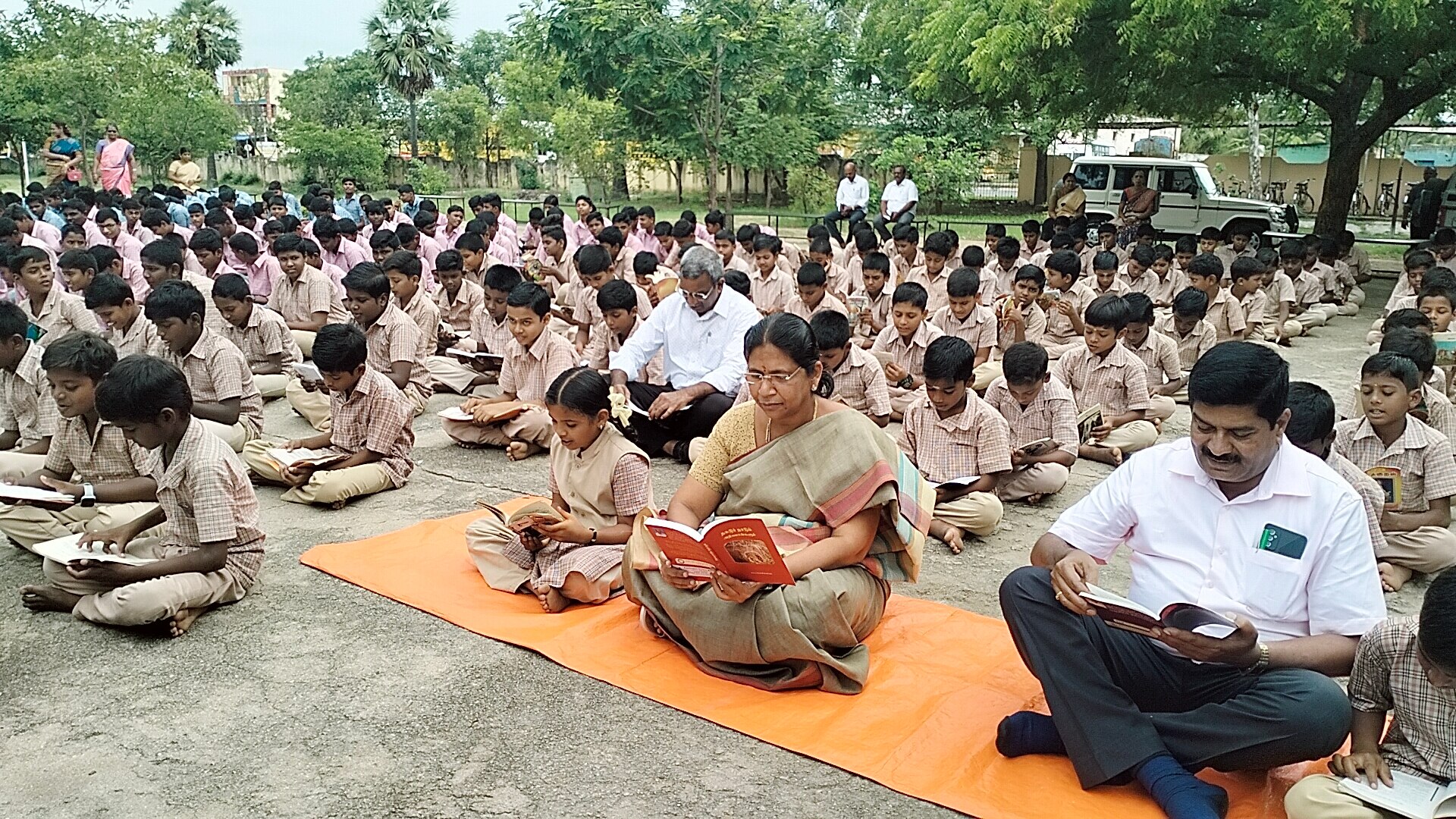 தருமபுரி வாசிக்கிறது என்ற தலைப்பில் மாணவர்களுடன் புத்தகம் வாசித்த மாவட்ட ஆட்சியர்