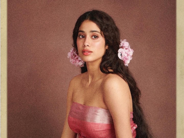 Janhvi Kapoor wore a pink wrap-around saree like women in ancient times did. Janhvi looked simple in her latest look