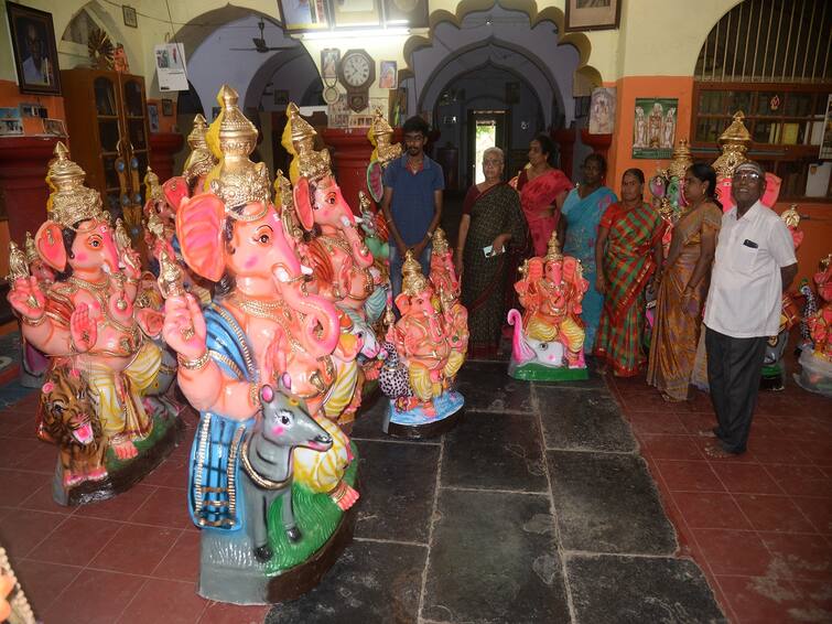 vinayagar chaturthi 2023 Sale of Ganesha idols made of colored glitter paper cool in Vennarangarai area of Thanjavur TNN தஞ்சையில் வண்ண வண்ண விநாயகர்கள்... காகித கூழால் தயாரிப்பு: மக்கள் மத்தியில் அமோக வரவேற்பு