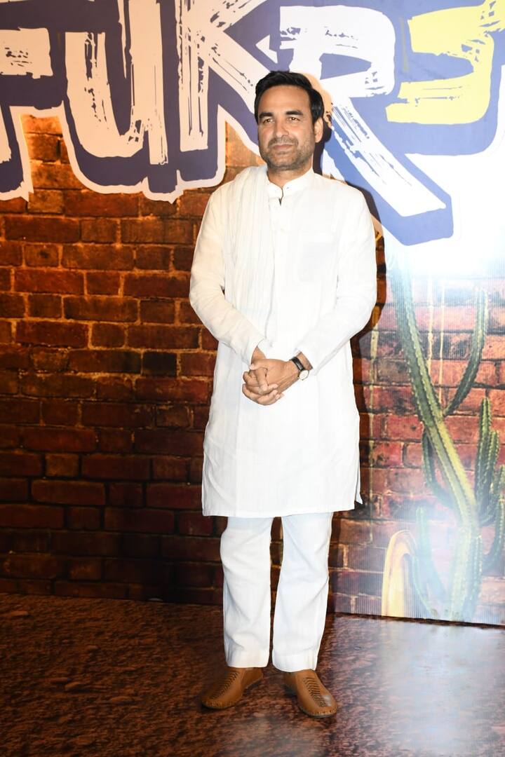 આ ઈવેન્ટમાં પંકજ ત્રિપાઠી હંમેશાની જેમ એકદમ સિમ્પલ લુકમાં જોવા મળ્યો હતો. તેણે સફેદ કુર્તા પાયજામા પહેર્યા હતા.