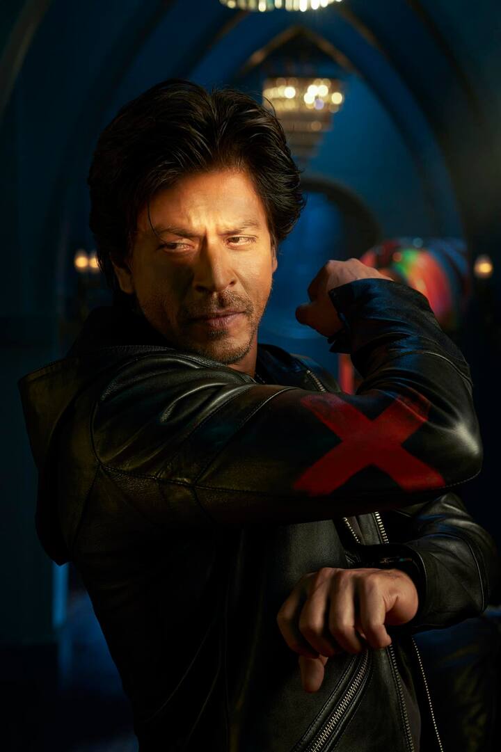 इसके अलावा फिल्म की सबसे ज्यादा खास बात ये है कि इसमें किंग खान एक नहीं बल्कि डबल रोल में नजर आएंगे. इसके साथ ही फिल्म में उनके लुक्स के साथ कई अलग-अलग तरह के एक्सपेरिमेंट भी किए गए है. जिन्हें उनके फेंस ने खूब पसंद किया है और इन्हें देखकर  वो फिल्म के लिए और भी ज्यादा एक्साइटिड हो गए हैं.