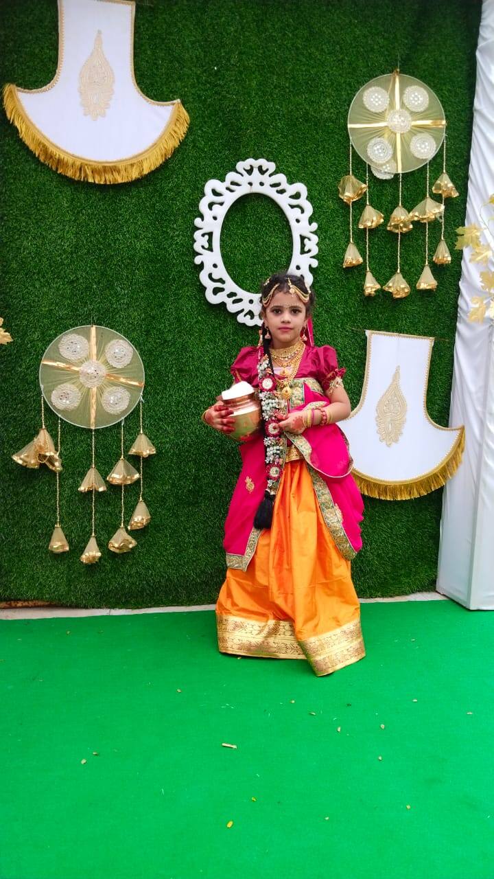 నాలుగు ఆశ్రమ ధర్మాలను సక్రమంగా పాటించేలా నడిపించమని కోరుతూ శ్రీ కృష్ణుడిని పూజిస్తారు