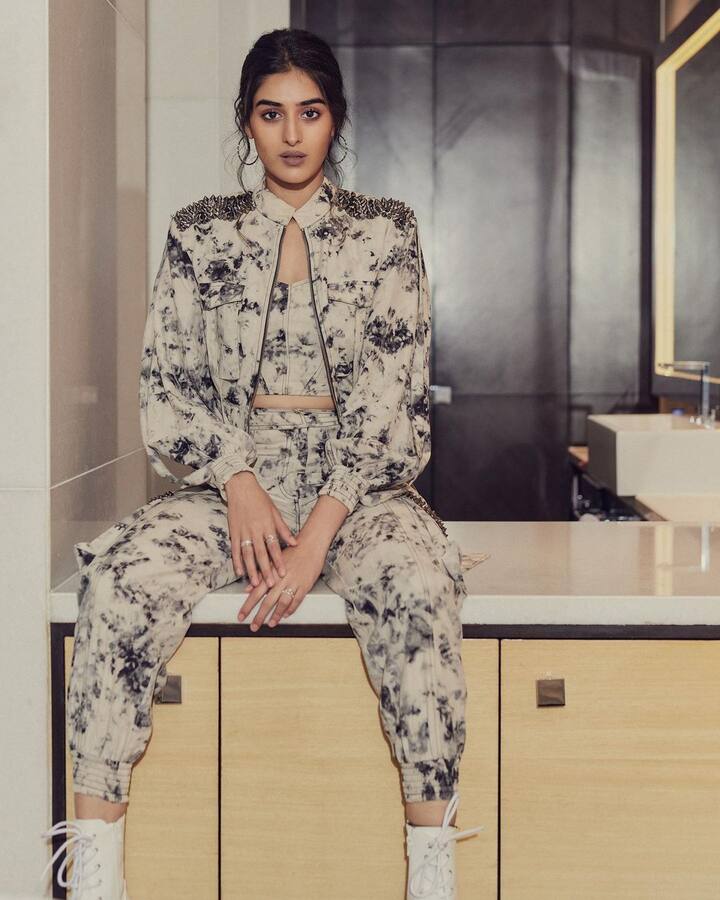 అఖిల్ అక్కినేని 'ఏజెంట్'తో సాక్షి వైద్య తెలుగు తెరకు కథానాయికగా పరిచయం అయ్యారు. ఆ సినిమా డిజాస్టర్. దాని తర్వాత వరుణ్ తేజ్ 'గాండీవధారి అర్జున' చేశారు. ఆ సినిమా కూడా డిజాస్టర్. అయినా ఆమె చేతిలో మరో భారీ సినిమా ఉంది. (Image Courtesy : _vaidyasakshi / Instagram)