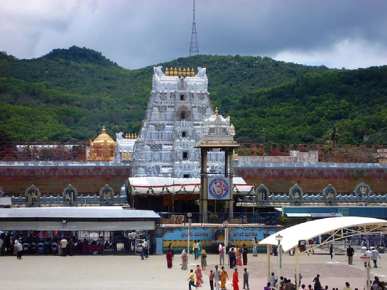 Write Govinda Namam one crore times, get VIP darshan at Tirumala temple Tirupati: திருப்பதியில் இலவச விஐபி தரிசனம் வேண்டுமா?.. அப்ப இதை செய்யுங்க.. ஆஃபர் கொடுக்கும் தேவஸ்தானம்..!