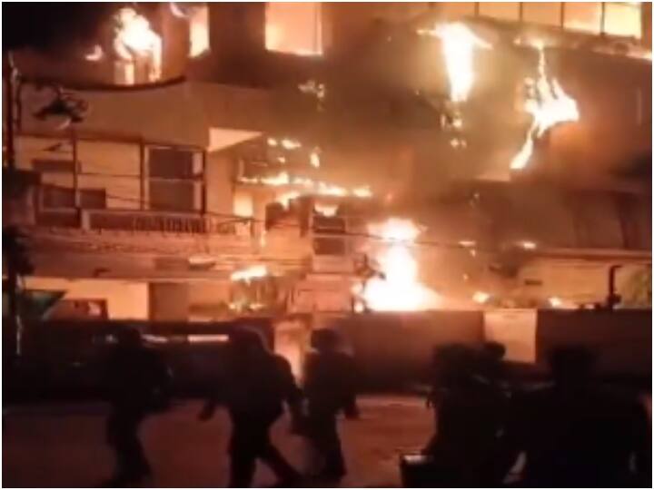 Fire breaks out in a three-star hotel in Sri Nagar Colony of Varanasi UP News: वाराणसी के थ्री स्टार होटल में अचानक लगी भीषण आग, करोड़ों का सामान जलकर खाक