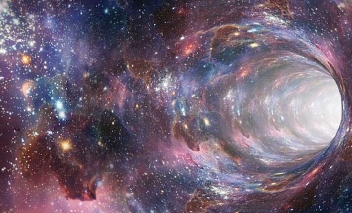 জানা গেল, নাগালের মধ্যে এসে পড়া নক্ষত্রকে গিলে ফেলে কৃষ্ণগহ্বর। কিন্তু একেবারে হজম করে ফেলে না। বহু বছর পর তার ধ্বংসাবশেষ উগরেও দেয়। বছরের পর বছর কৃষ্ণগহ্বরের কর্মকাণ্ডে নজরদারি চালিয়ে এমনই তথ্য সামনে আনলেন বিজ্ঞানীরা।