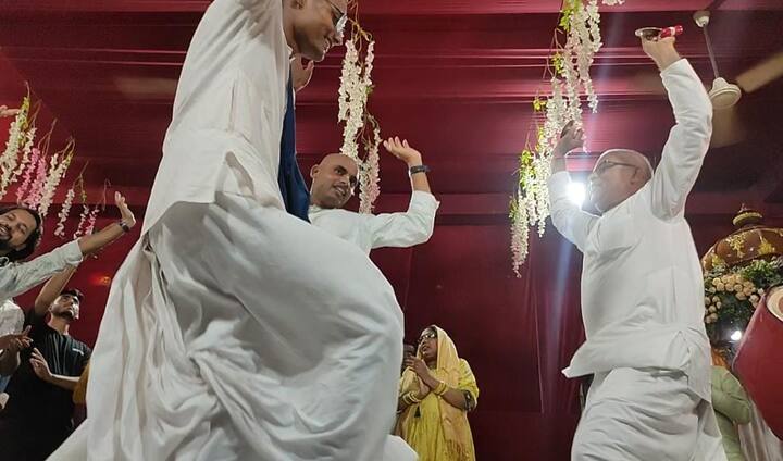 दो अलग-अलग दिनों में विधि विधान से पूजन करते हुए भगवान कृष्ण का जन्मोत्सव मना जा सकता है. देश के सभी राज्यों में अलग-अलग तरीके से महापर्व को मनाया जाता है.